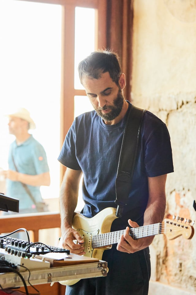 Zabala es el nombre artístico de Jon Aguirrezabalaga, compositor y productor afincado en Bilbao. Miembro de los extintos We Are Standard, con los que publicó 4 discos y ofrecieron más de 500 conciertos a nivel internacional, en la actualidad compagina su labor de compositor para cine y teatro con proyectos propios y trabajos de producción para otros artistas.
Con el proyecto de Zabala debutó con el EP “Vik” (Mushroom Pillow 2018) ,dándole continuidad con su primer LP “Martian Civilization OST” (Forbidden Colours 2021).
En el apartado audiovisual ha compuesto sintonías como la de la serie de vídeos “Aprendemos juntos” del BBVA, el audiólogo de Vodafone o la música del programa de TVE2 “ A mi yo adolescente” entre otros.
El ambient, IDM o drone caracterizan su sonido, siempre desde una
perspectiva experimental, abierta y cinemática, buscando la calidez
analógica en sus diferentes propuestas.
